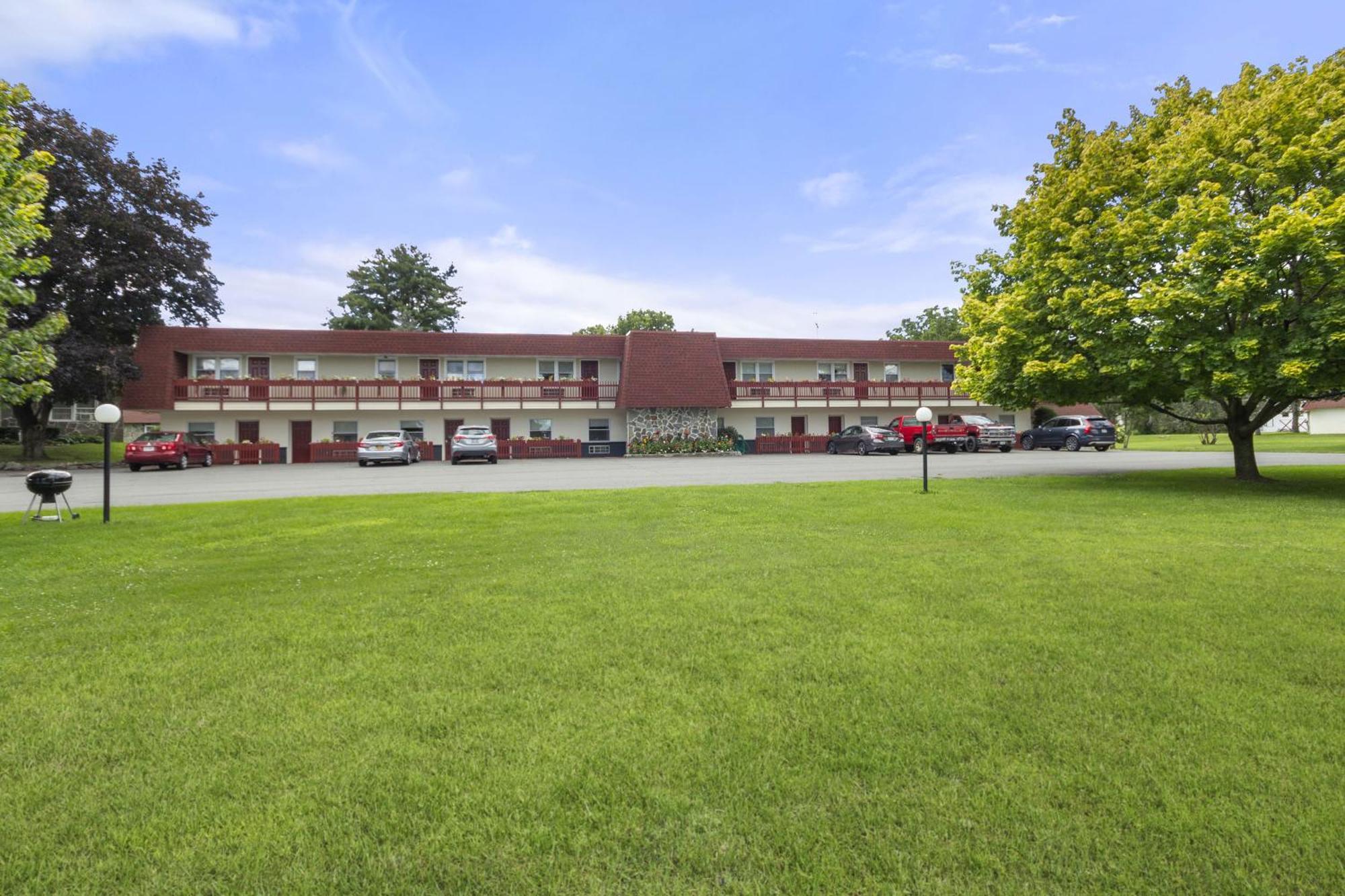 Blue Spruce Inn & Suites Valatie Buitenkant foto